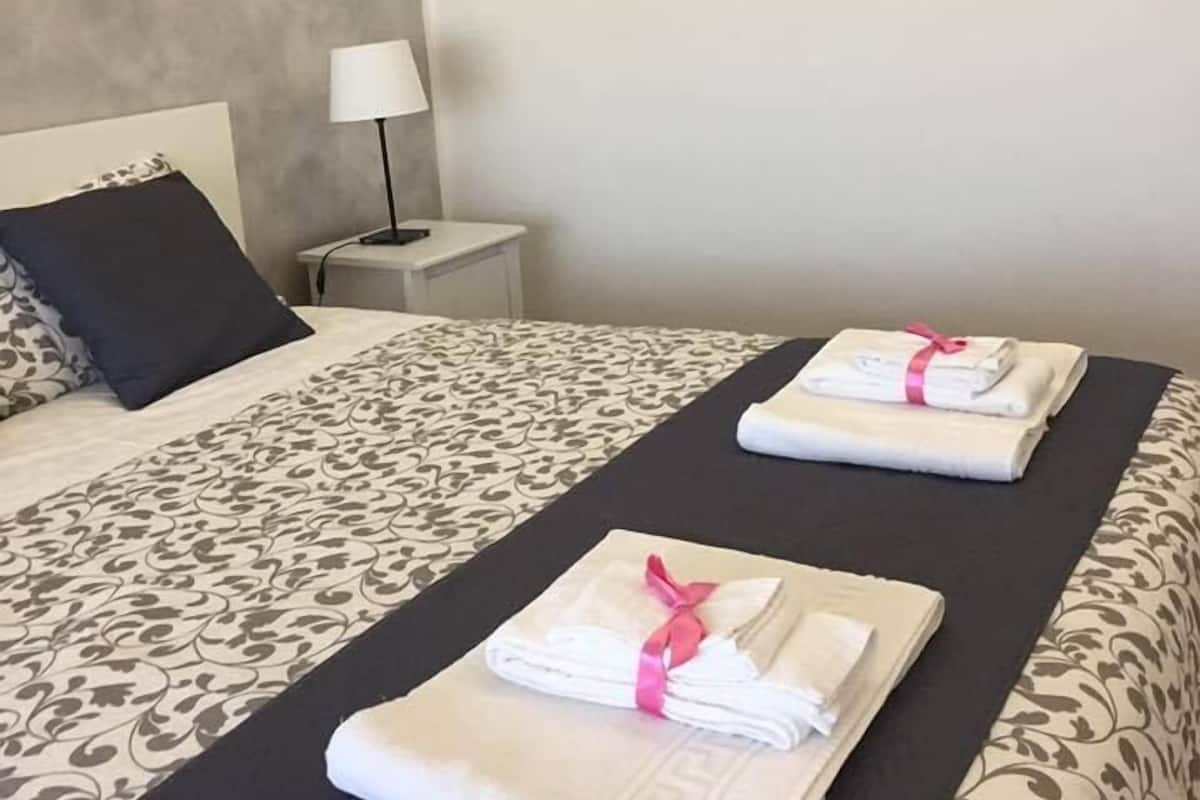 Habitación triple superior, vista al mar | Ropa de cama de alta calidad, minibar, escritorio y wifi gratis