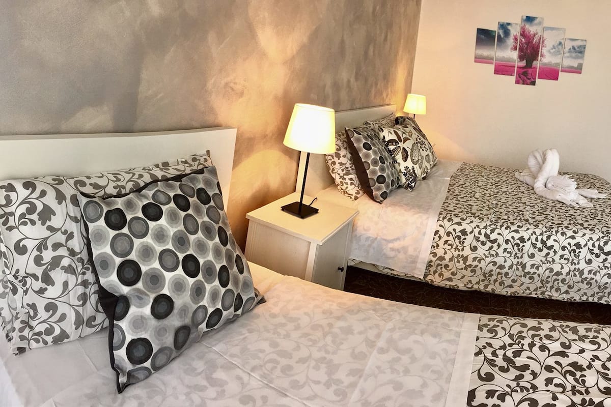 Habitación triple estándar | Ropa de cama de alta calidad, minibar, escritorio y wifi gratis
