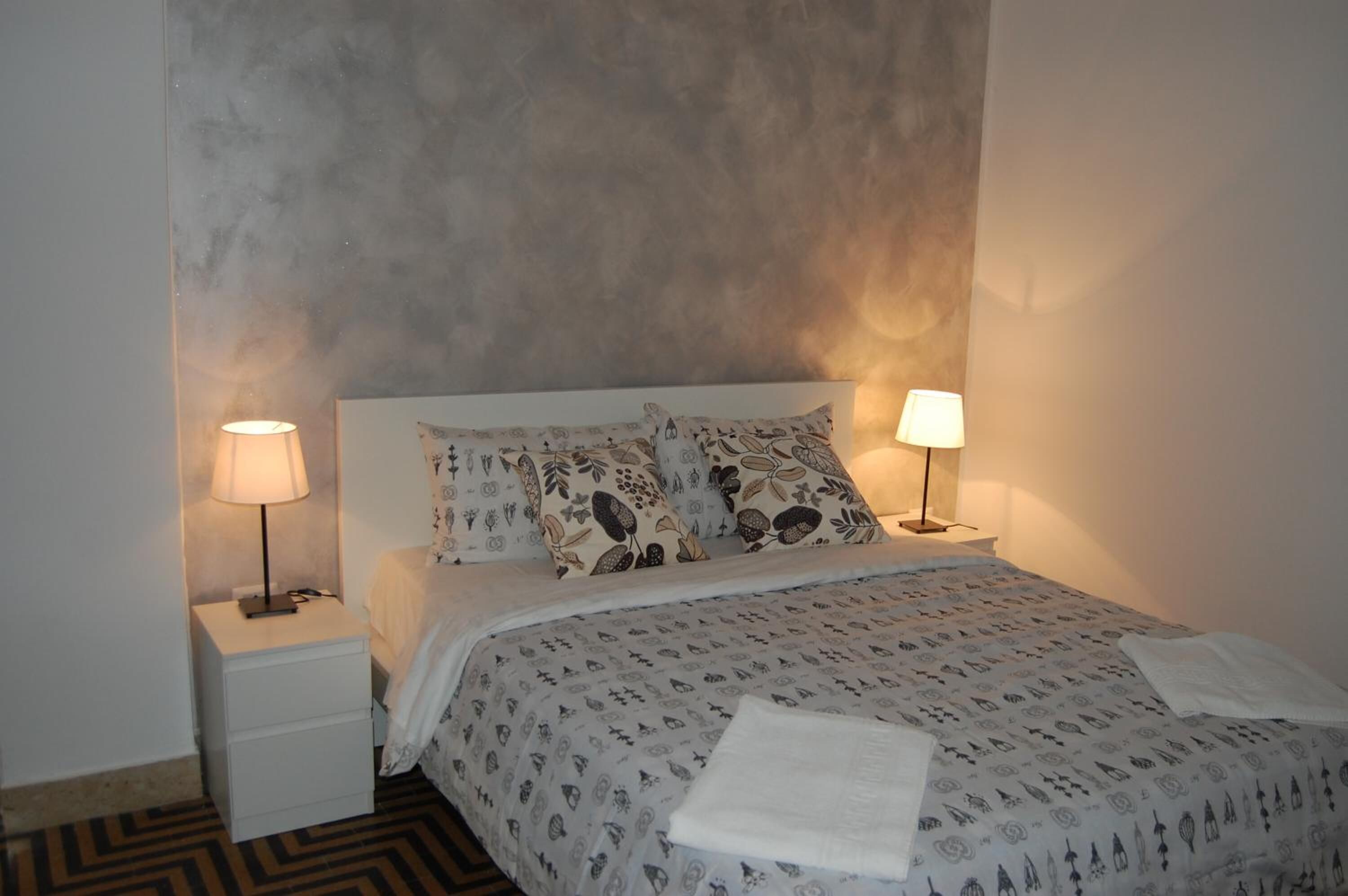 Premium bedding, minibar, desk, free WiFi