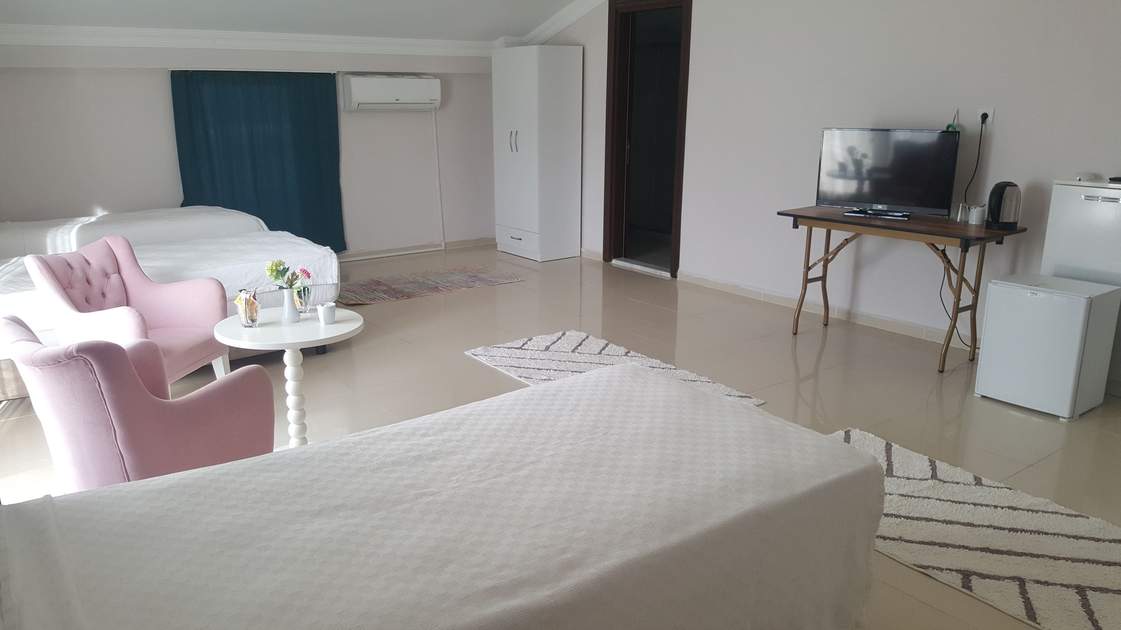 triple room, smoking | 1 bedroom, minibar, in-room safe, desk