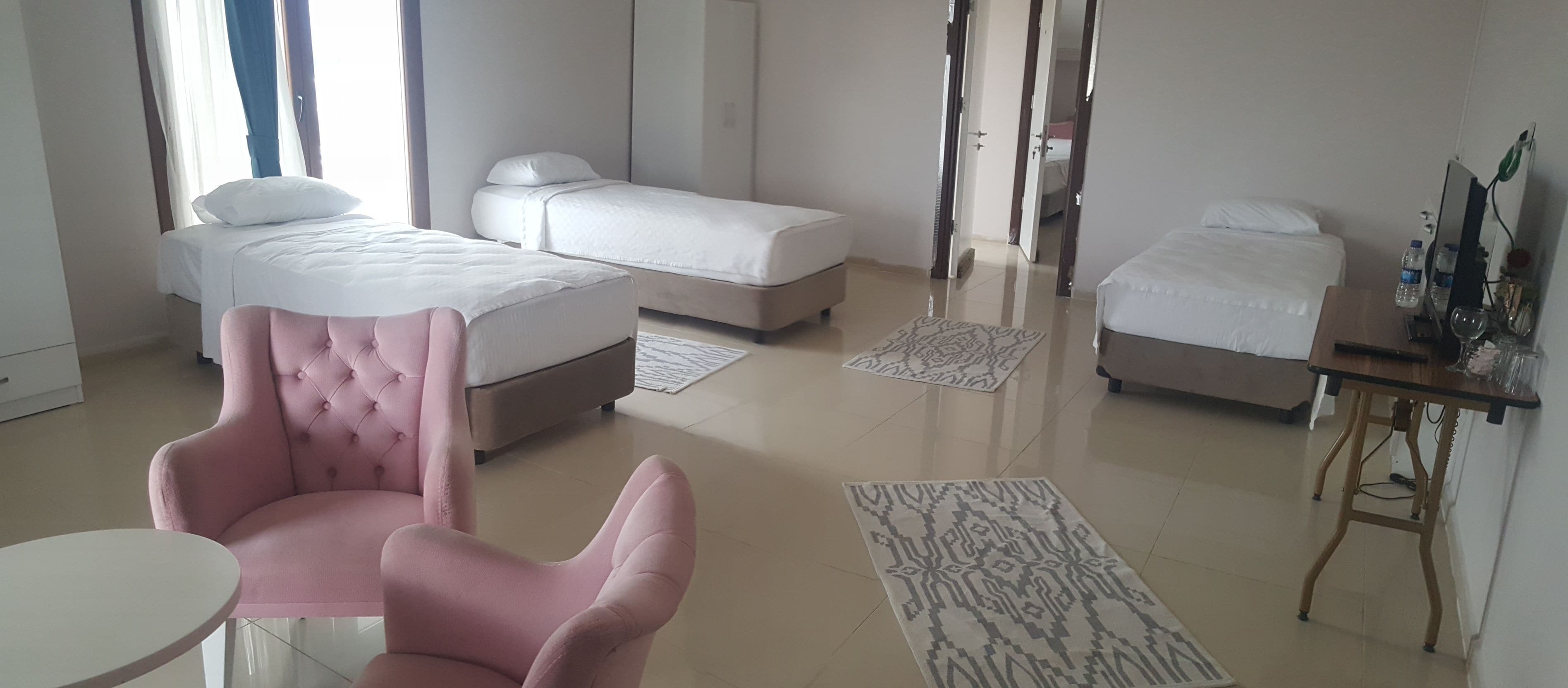 triple room, smoking | 1 bedroom, minibar, in-room safe, desk