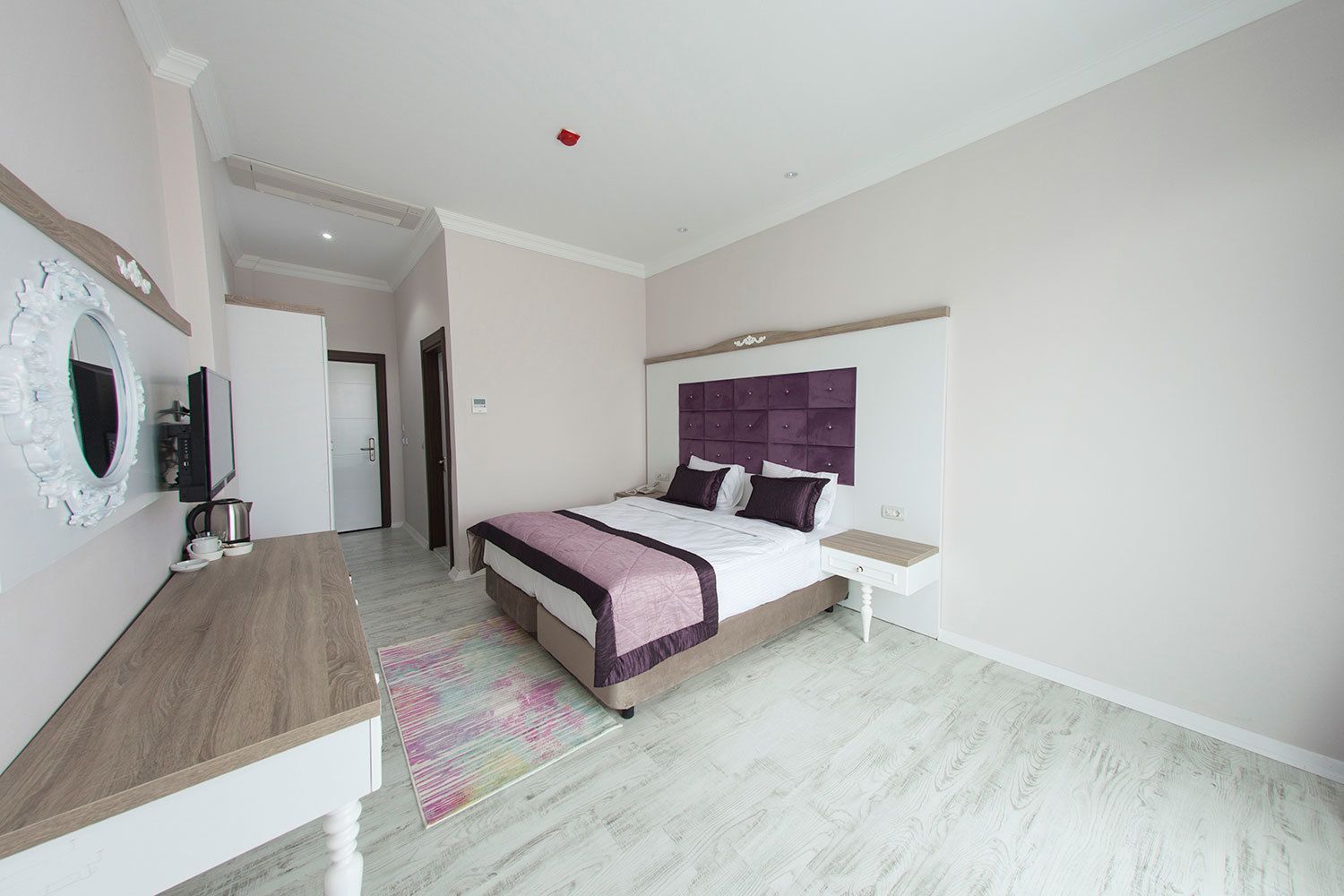 Minibar, caja de seguridad en la habitación y escritorio 