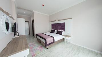 Double or Twin Room | Minibar, in-room safe, desk, soundproofing