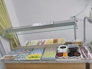 Bar mini, peti besi dalam bilik, meja, kalis bunyi 