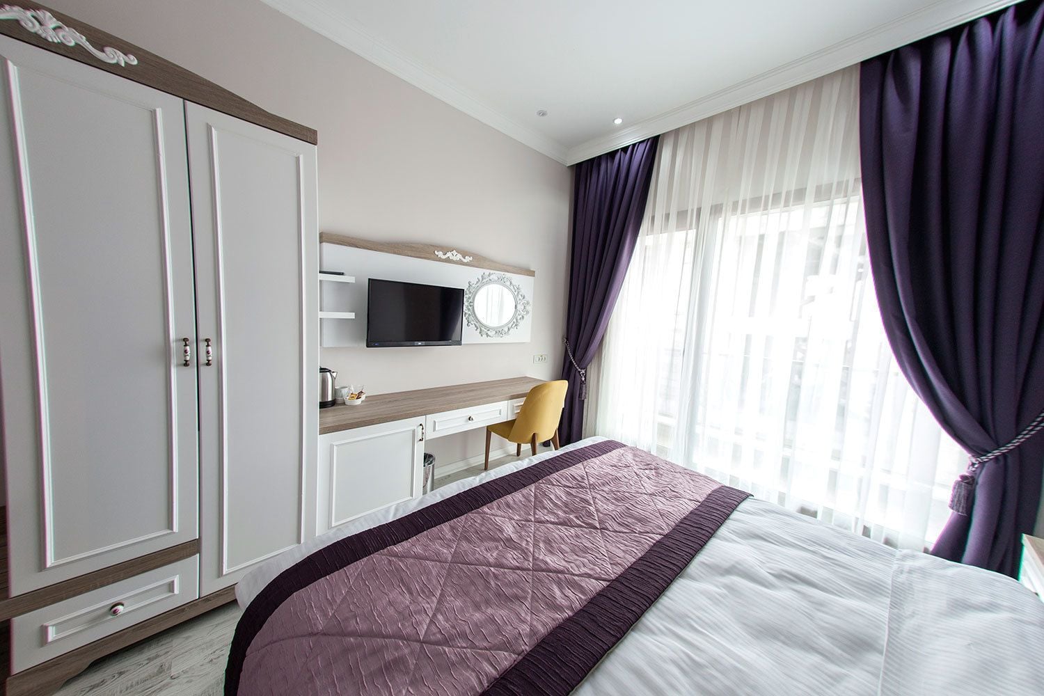 single room | 1 bedroom, minibar, in-room safe, desk