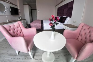Eenpersoonskamer | Een minibar, een kluis op de kamer, een bureau, geluiddichte muren