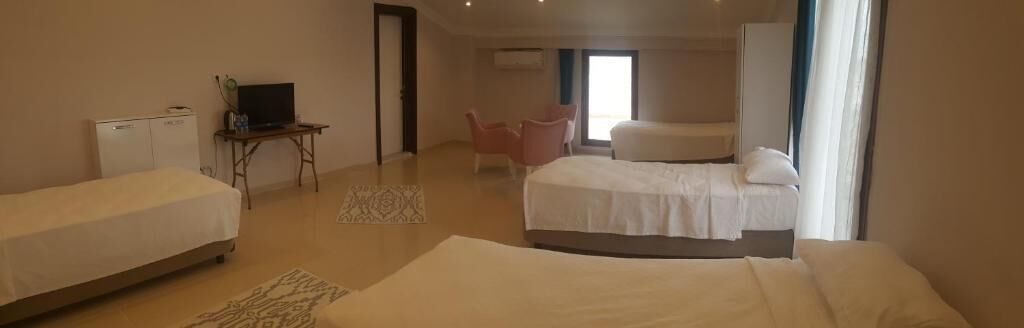 quadruple room, smoking | 1 bedroom, minibar, in-room safe, desk