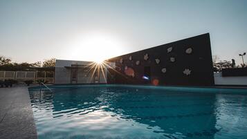 Una piscina al aire libre