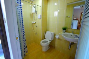 Dusj, toalettartikler (inkludert), hårføner og håndklær