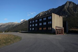 Vista frontal de la propiedad