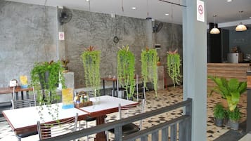 Se sirven desayunos, comidas, cenas y cocina tailandesa