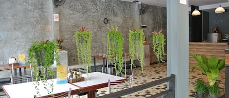 Breakfast, lunch, dinner served; Thai cuisine