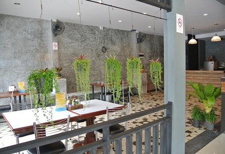 Se sirven desayunos, almuerzos y cenas; cocina tailandesa