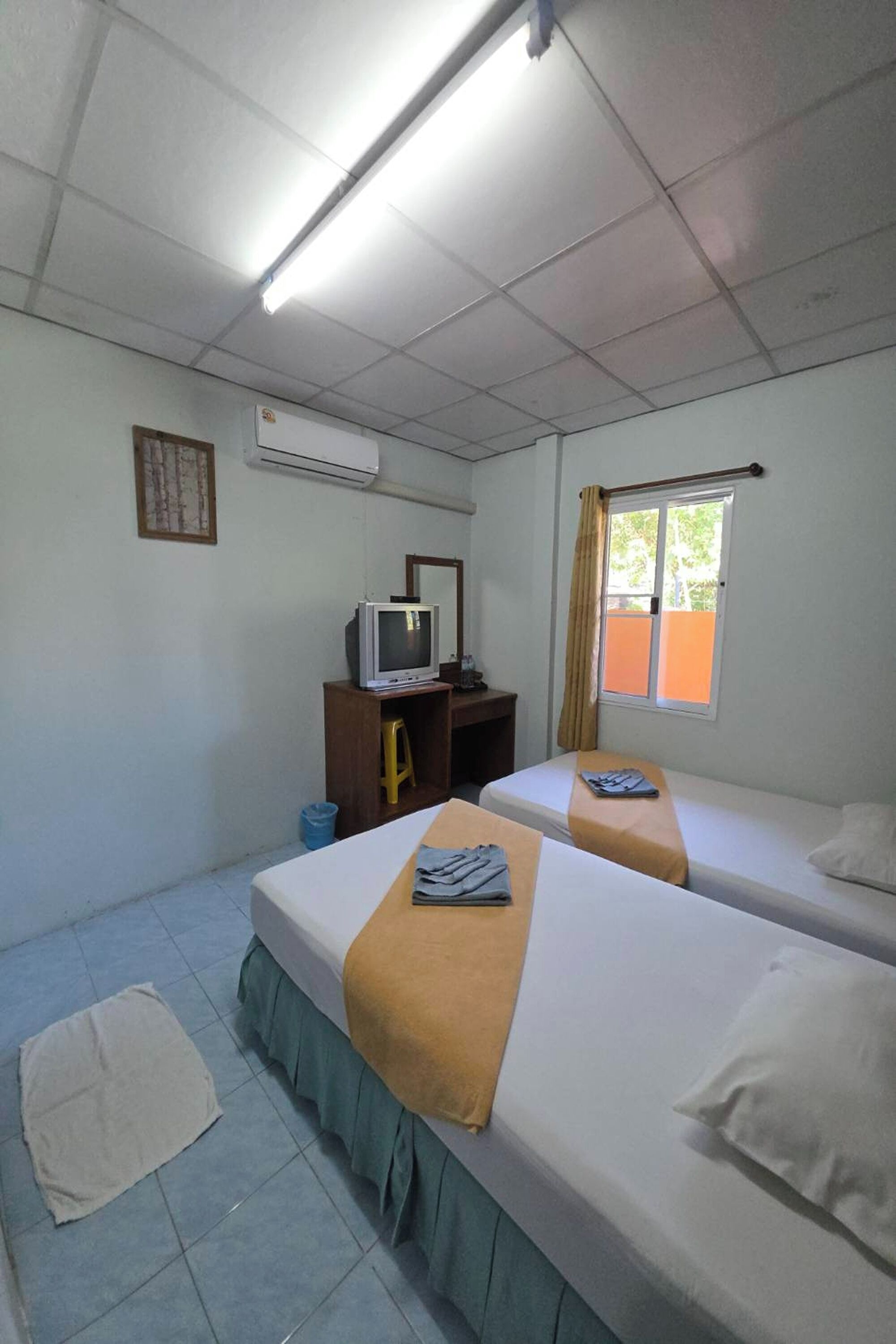 Budget Twin Room with AC | Desk, free WiFi, bed sheets