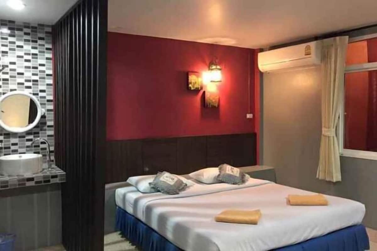 Desk, free WiFi, bed sheets