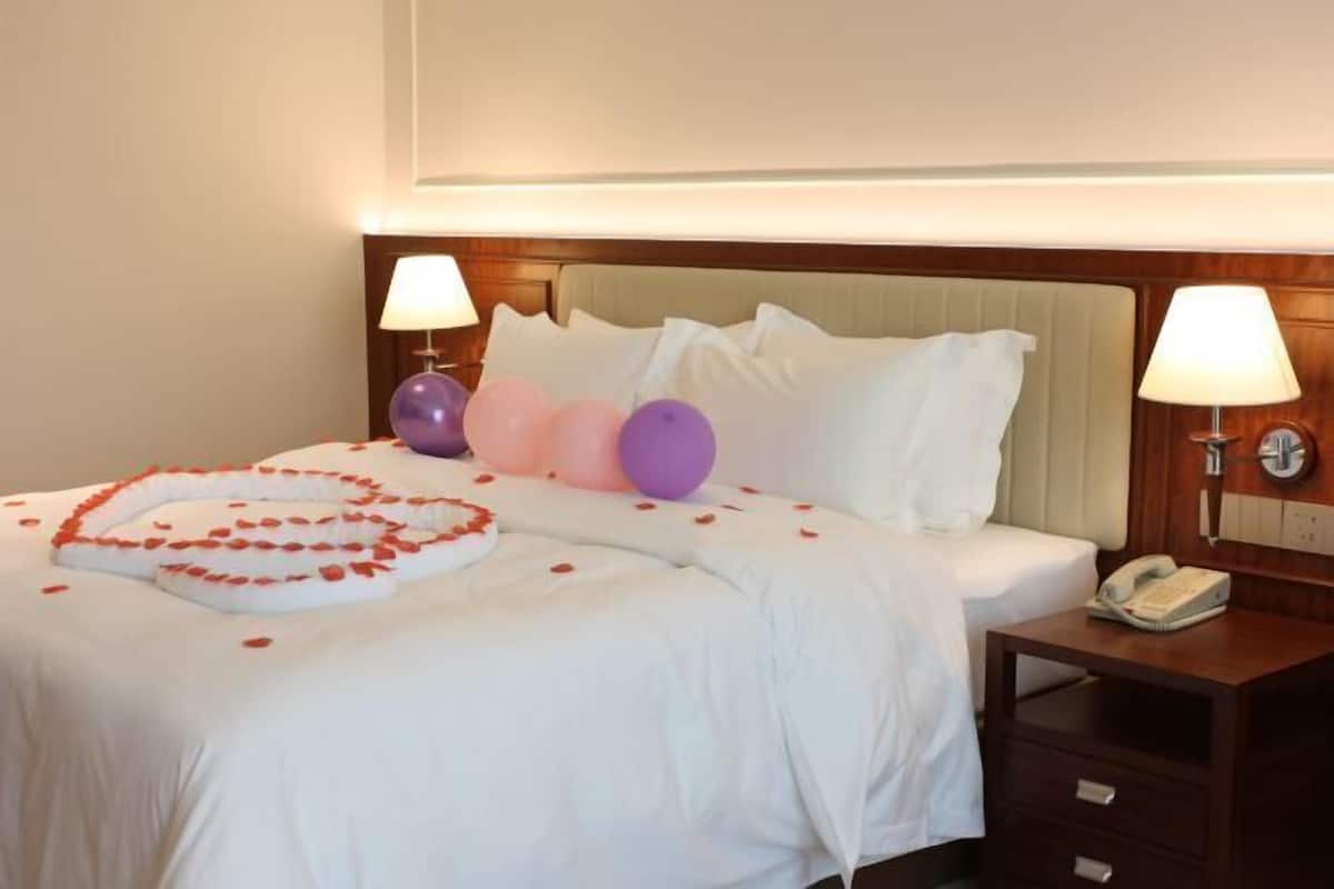 Minibar, in-room safe, desk, laptop workspace