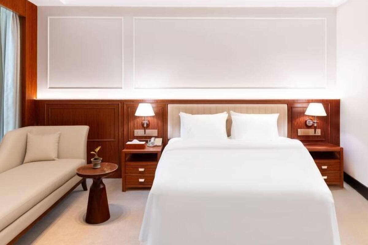 Minibar, in-room safe, desk, laptop workspace