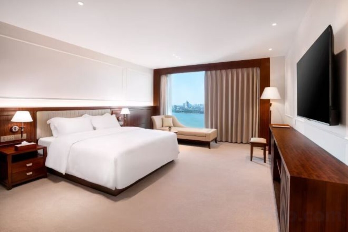 Executive Lake-View Suite