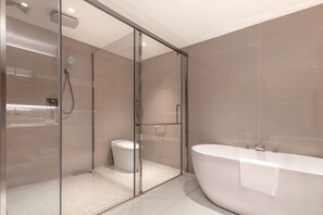 Executive Suite | Bathroom | Shower, rainfall showerhead, free toiletries, hair dryer - Gladden Hotel Shilong (Dongguan)