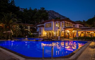 室内游泳池，2 室外游泳池，池畔遮阳伞，日光浴躺椅