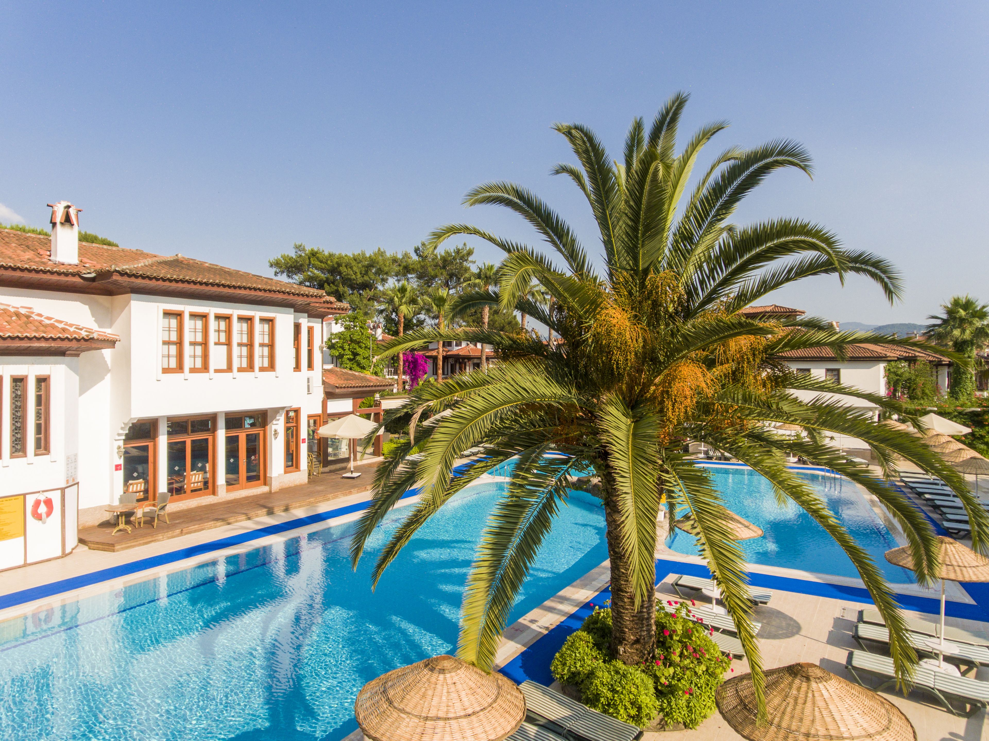 Innenpool, 2 Außenpools, Sonnenschirme, Liegestühle