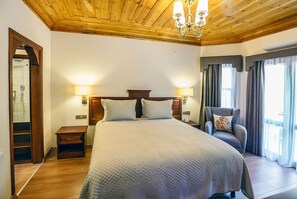 Suite | Minibar, caja fuerte, escritorio y tabla de planchar con plancha