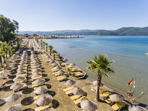 En la playa, camas de playa gratis, sillas reclinables de playa