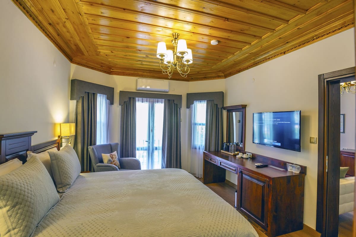 suite | 1 bedroom, minibar, in-room safe, desk