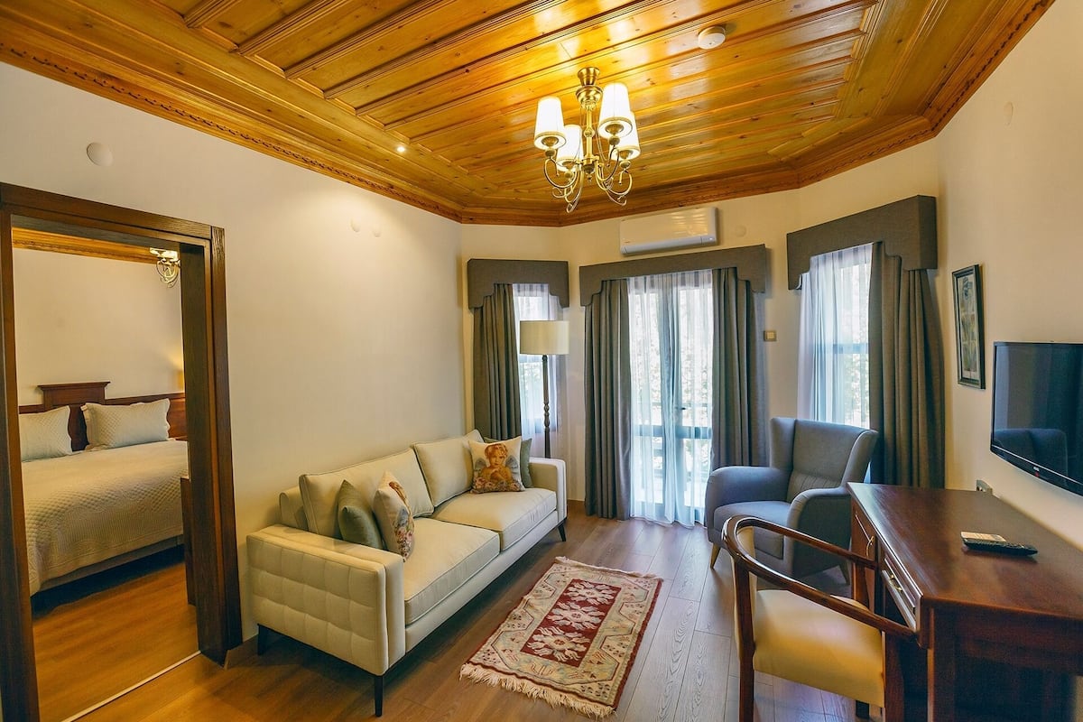 suite | 1 bedroom, minibar, in-room safe, desk