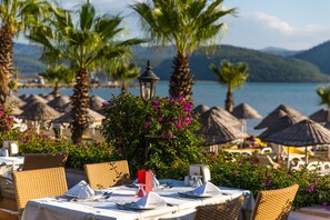 3 restaurantes; se sirve almuerzo y cena; cocina turca