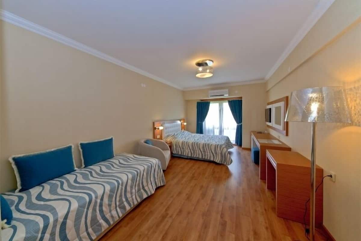standard triple room | 1 bedroom, minibar, in-room safe, desk