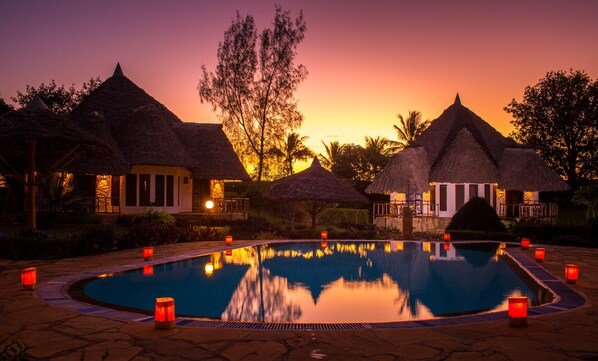 Una piscina al aire libre