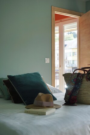 Premium bedding, Select Comfort beds, individually decorated, desk - Hôtel les Bains (Saint-Valery-en-Caux)