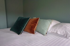 Premium bedding, Select Comfort beds, individually decorated, desk - Hôtel les Bains (Saint-Valery-en-Caux)