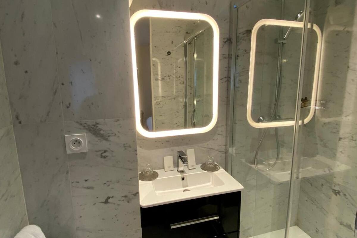 shower, free toiletries, towels