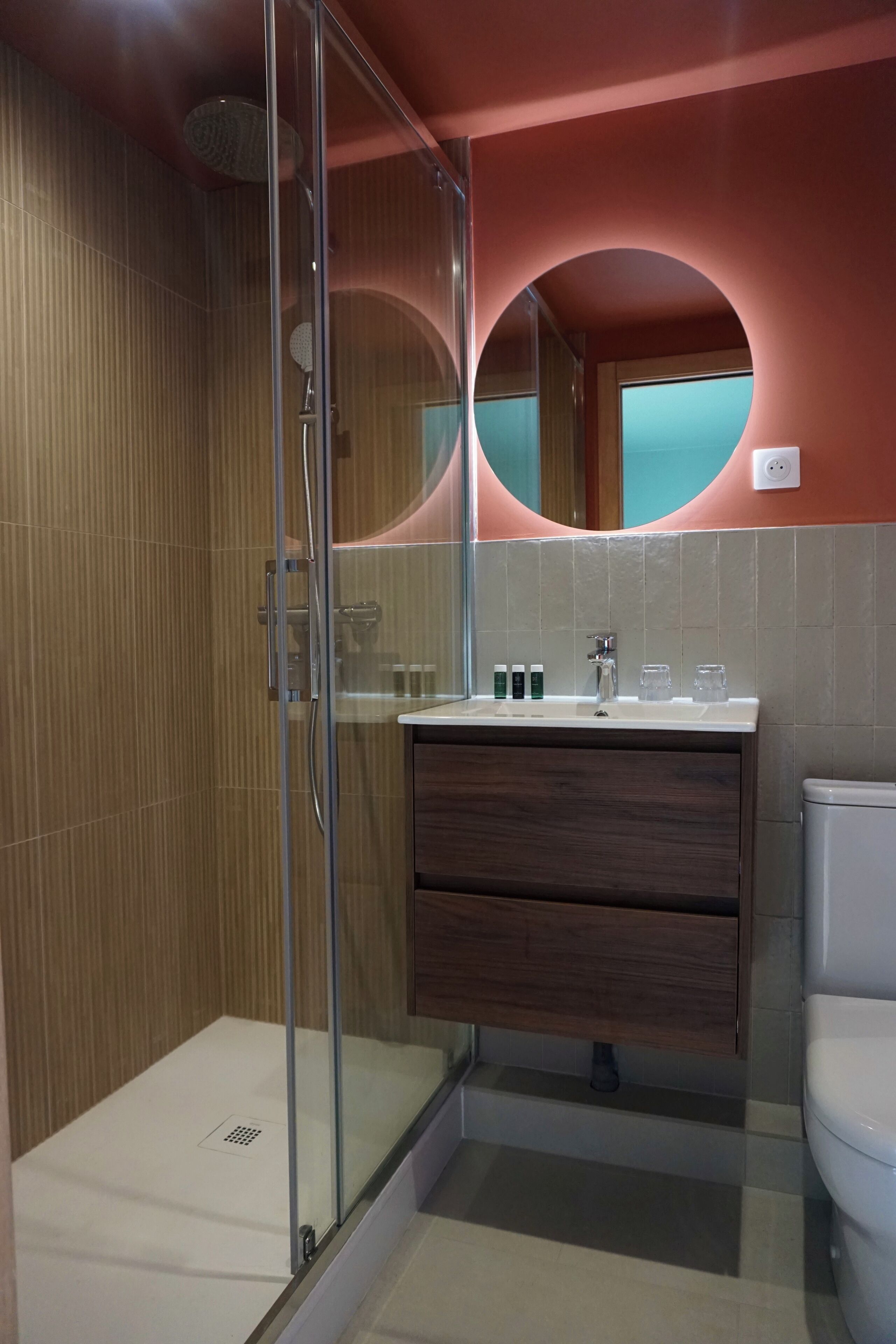 Seprai premium, tempat tidur Select Comfort, dan didekorasi berbeda-beda