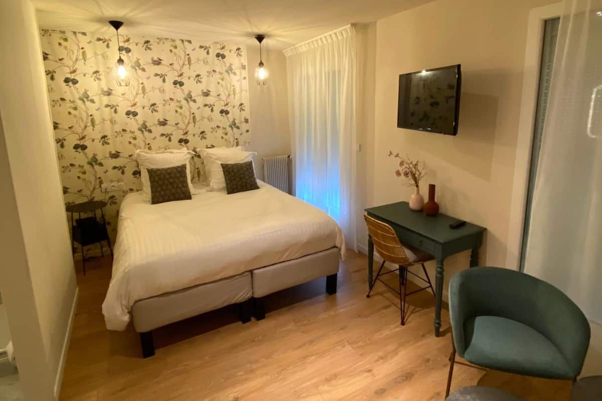 premium bedding, select comfort beds, individually decorated, desk