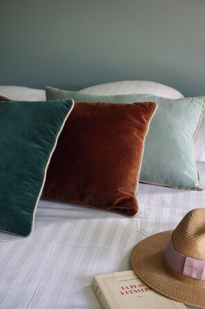 Premium bedding, Select Comfort beds, individually decorated, desk - Hôtel les Bains (Saint-Valery-en-Caux)