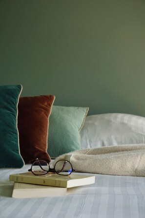 Premium bedding, Select Comfort beds, individually decorated, desk - Hôtel les Bains (Saint-Valery-en-Caux)