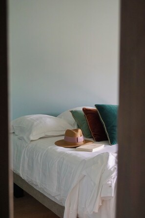 Premium bedding, Select Comfort beds, individually decorated, desk - Hôtel les Bains (Saint-Valery-en-Caux)