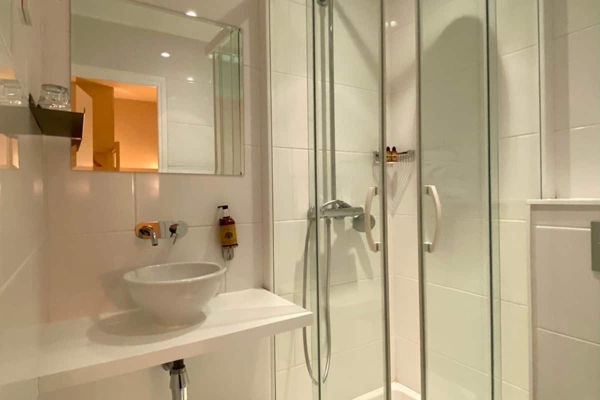 shower, free toiletries, towels