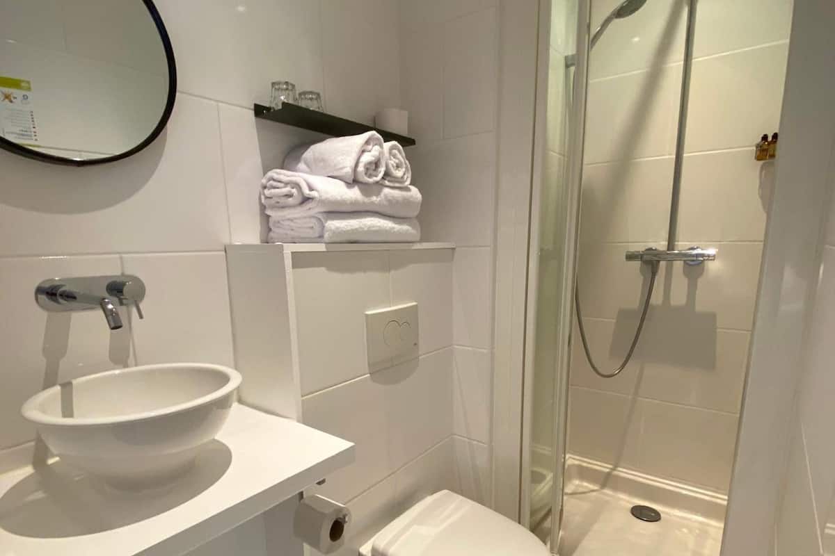 shower, free toiletries, towels