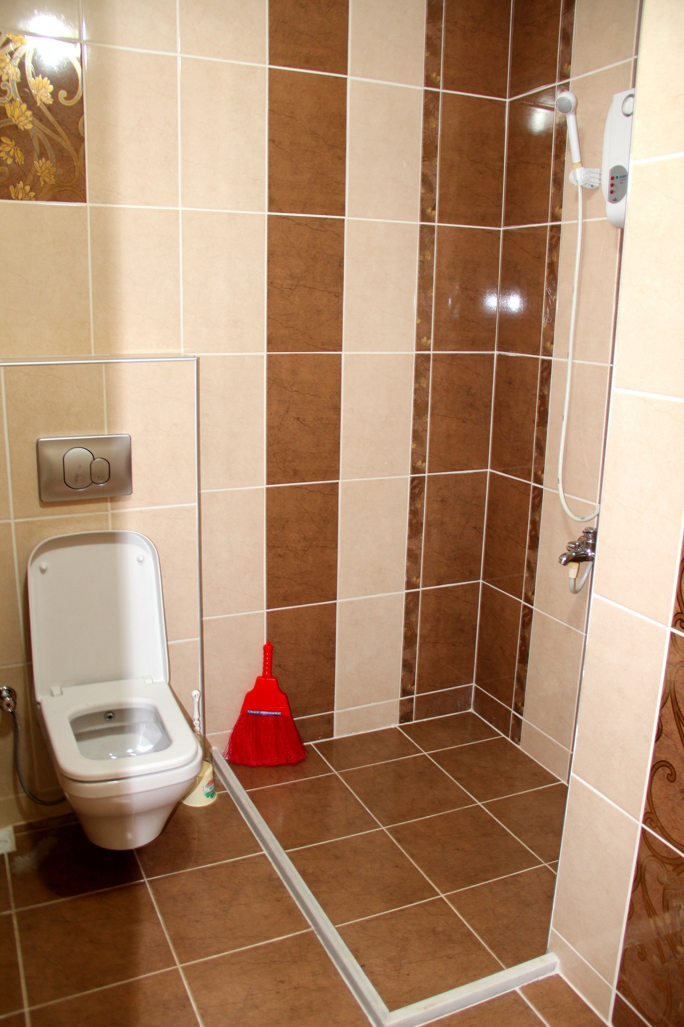 standard triple room | bathroom | shower, free toiletries, hair dryer, slippers