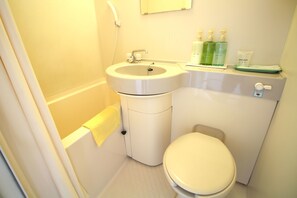 Combined shower/bathtub, deep-soaking bathtub, free toiletries - Hotel Okuni (Okaya)