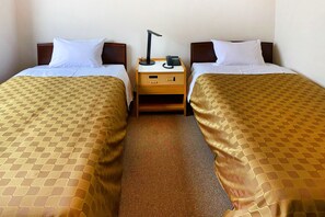 Desk, laptop workspace, blackout curtains, iron/ironing board - Hotel Okuni (Okaya)