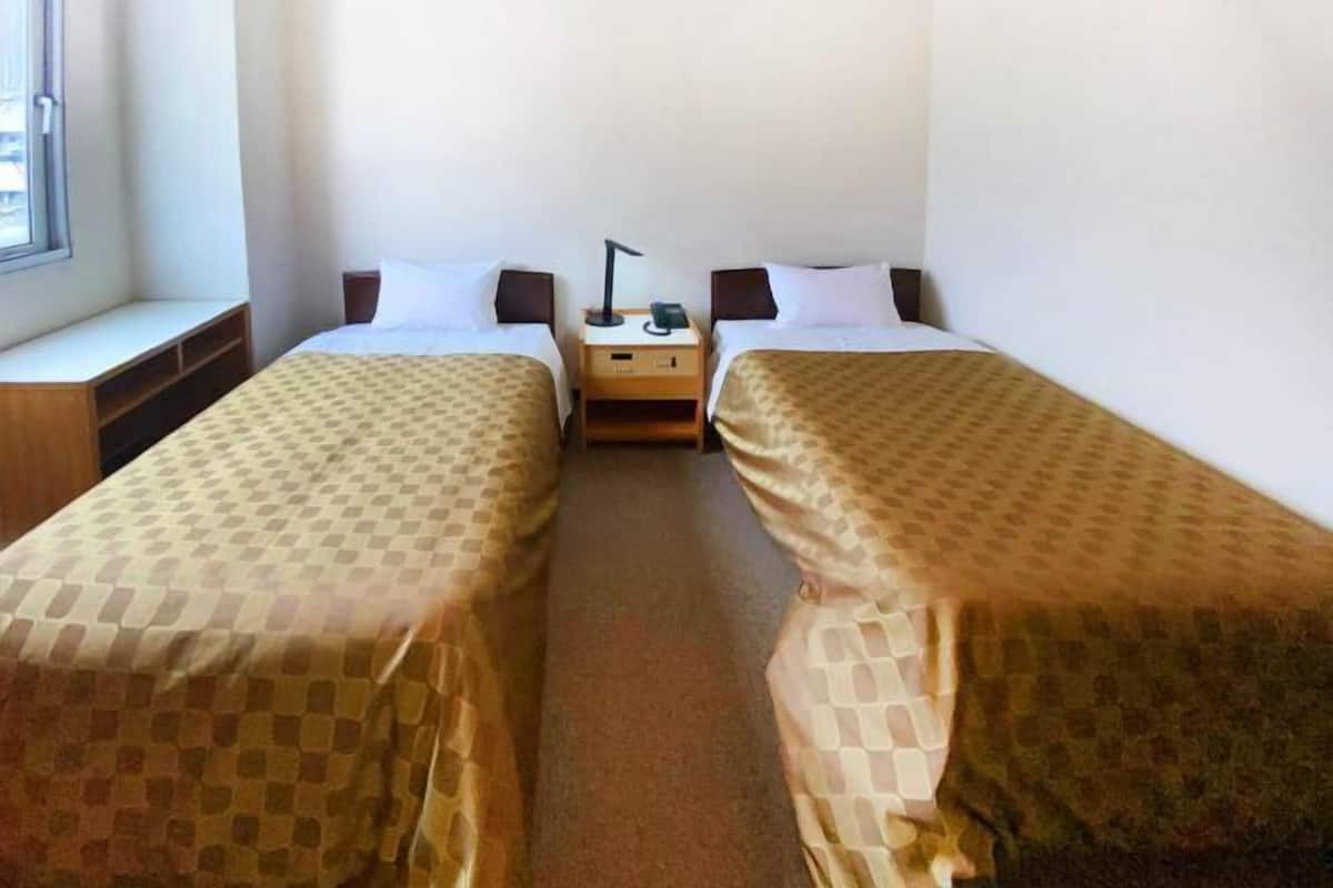 Escritorio, espacio para trabajar con laptop y cortinas blackout