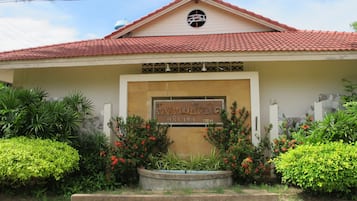 Vista frontal de la propiedad