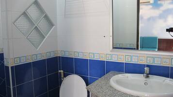 Regadera, amenidades de baño gratuitas, toallas