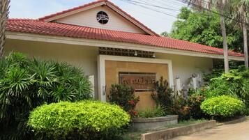 Vista frontal de la propiedad