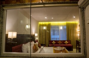 Busa memori, minibar, brankas, dan meja kerja
